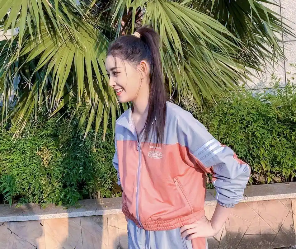 童星出身的演技派,曾是王俊凯绯闻女友,蒋依依白色毛衣清纯甜美