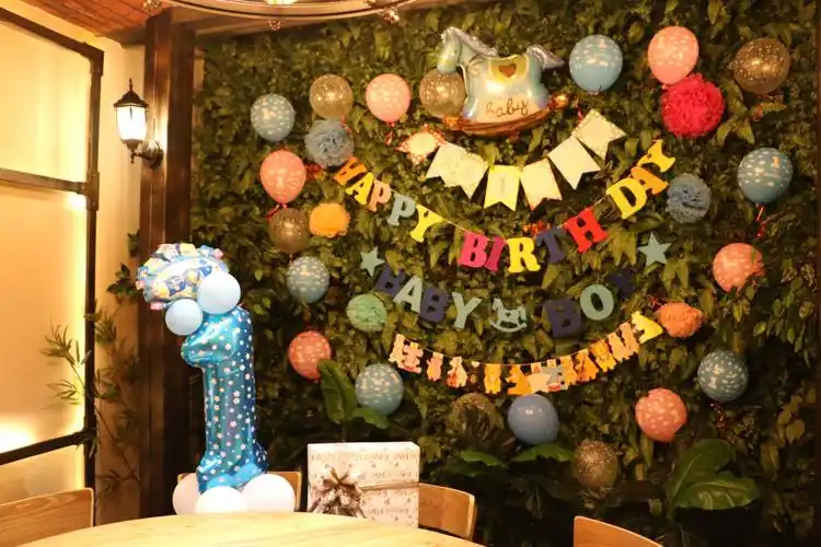 全家人为我庆祝壹岁生日布置的场面好隆重哦