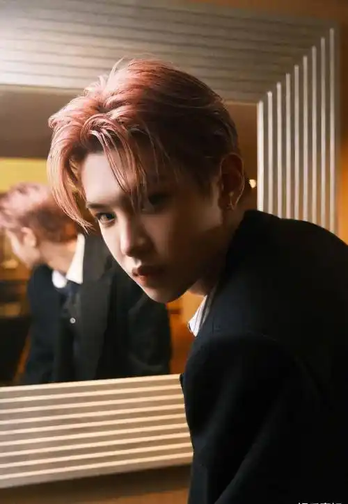 黄明昊出席superelle盛典造型,黑色拖地大衣内搭条纹马甲_发型_全套