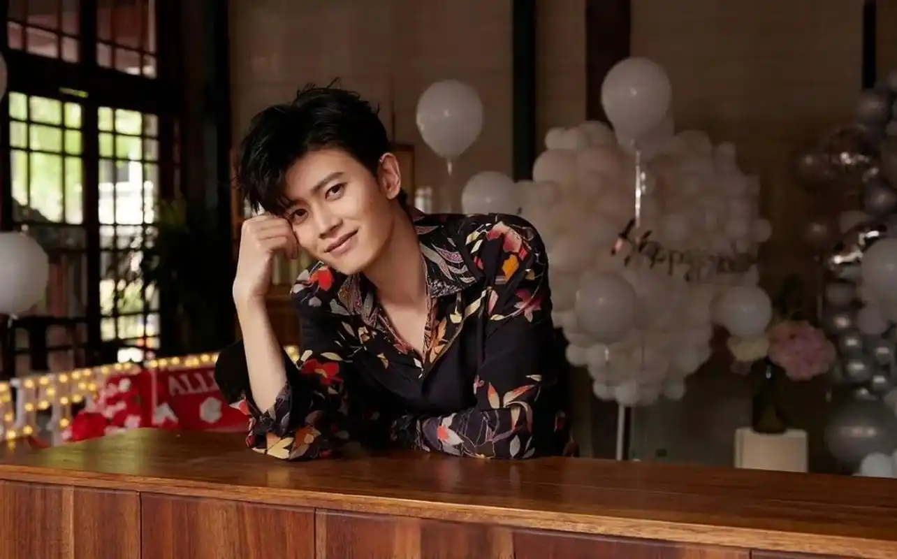 来看看任嘉伦东南亚风格的照片,客观评价一下,你觉得任嘉伦适合这种