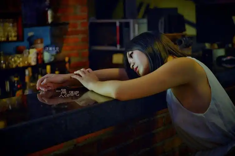 【精品伤感*人物素材】伤感素材 一个人的酒吧 不要再来伤害我〈记得