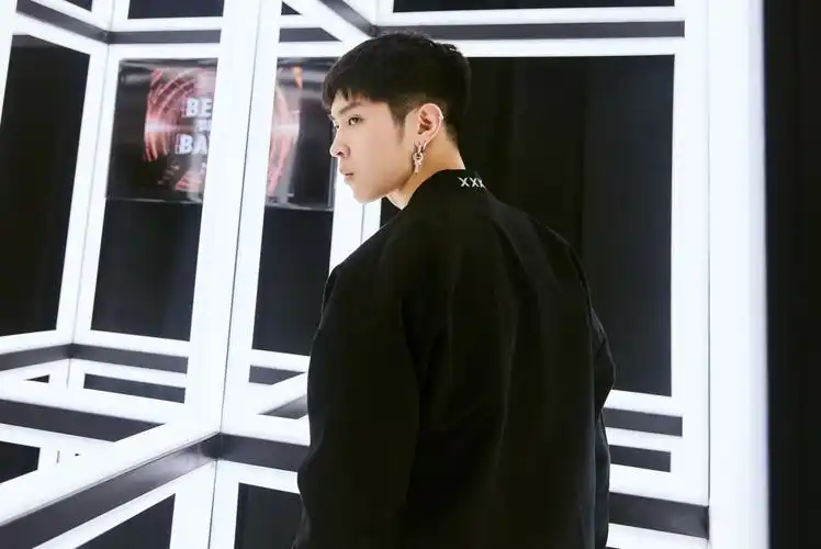 马伯骞受邀担任奢牌大使 黑衣亮相现场玩dj装置