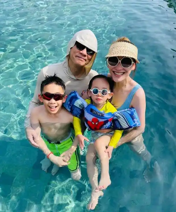 应采儿晒照庆结婚13周年主动吻老公超甜用花挡肚再引怀孕猜想