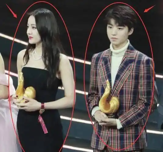 众所周知,迪丽热巴的身高是168cm,而王俊凯的身高则是182cm.