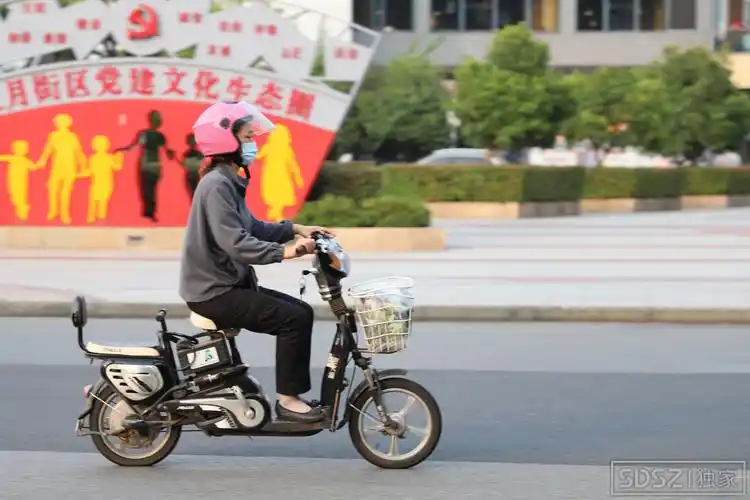 港城人注意!骑电动车强制戴头盔!载人年限放宽了.