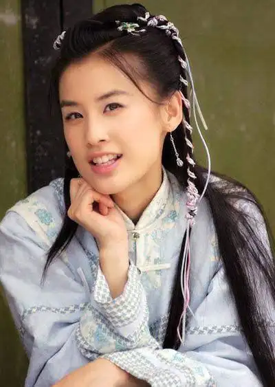 黄圣依童年照被曝光清秀可人一双黑溜溜的大眼睛灵气十足