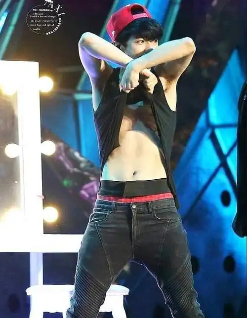 鹿晗舞台秀腹肌撕开衣服粉丝傻眼了瞬间被嘲白鸡条