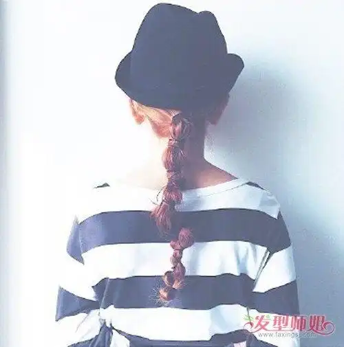 女生小辫子扎冬季戴帽子发型