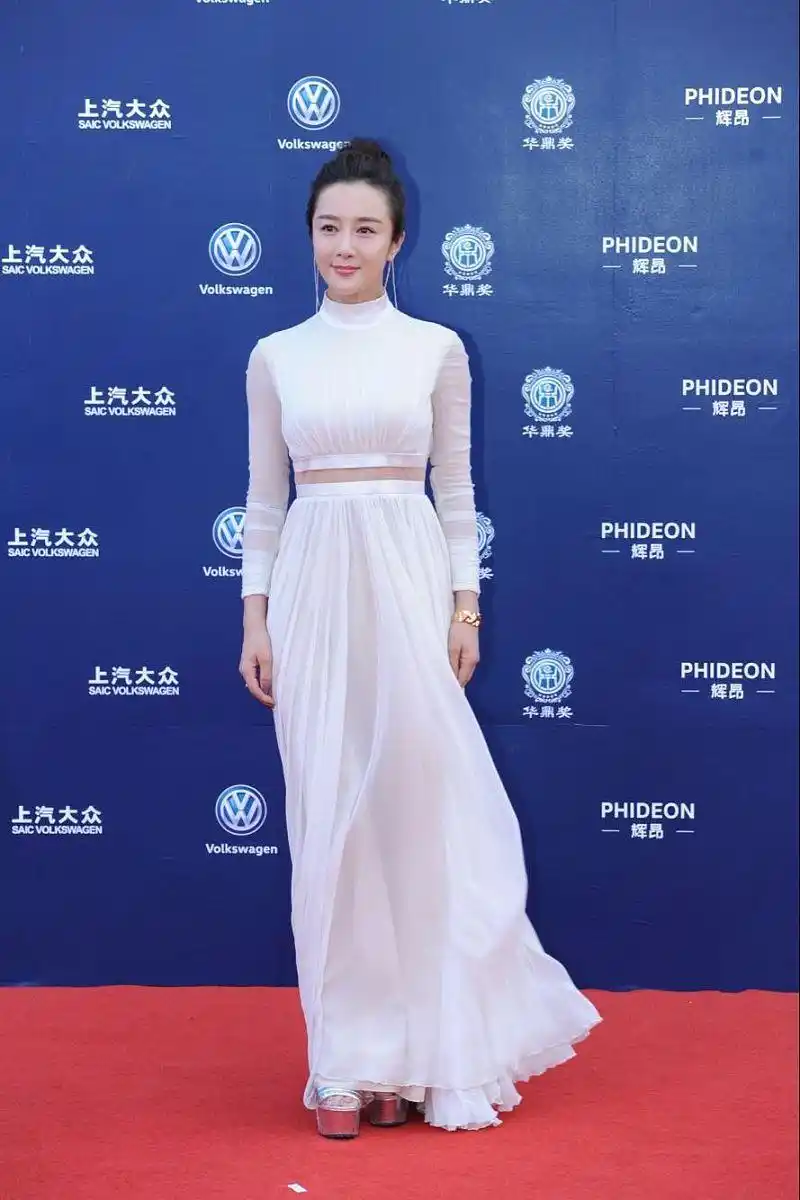 李依晓胖了更丰满,一袭白裙难掩玲珑身材,下巴看着却有些不自然