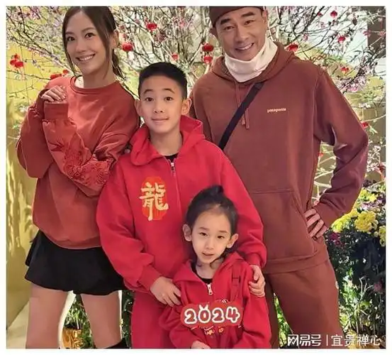 新年伊始,陈小春与应采儿一家四口在社交媒体上发布了一张温馨的