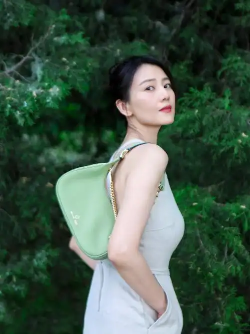 高圆圆森系夏日随拍慵懒丸子头女神感十足