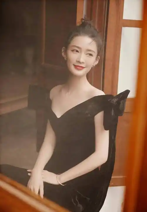 李沁穿黑色露肩开叉长裙超级惊艳,尽显大好身材_额头_连衣裙_颈部