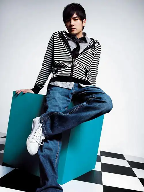 分享一组周杰伦珍贵老照片都是年少回忆呀