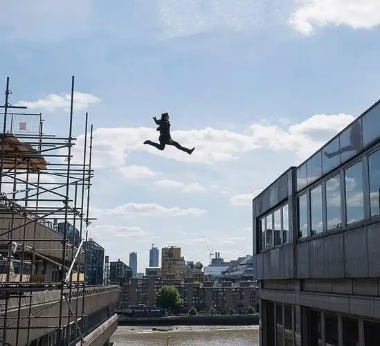 如何从屋顶跳到屋顶?像阿汤哥那样跑酷"跳楼"