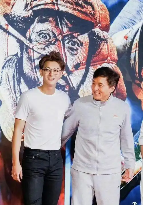 成龙70岁大寿出动半个娱乐圈!张艺兴,黄子韬,谭咏麟祝福上热搜