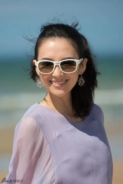 组图:章子怡法国出席电影节 光脚踩沙灿笑迷人