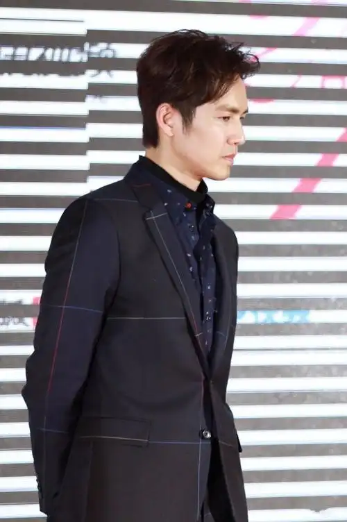 钟汉良亮相依旧是那么帅气 一袭格子西装气质出众展魅力男神气质