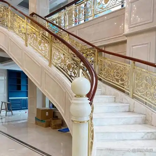 别墅轻奢楼梯栏杆的常见材质中,金属无疑占据了一席之地.