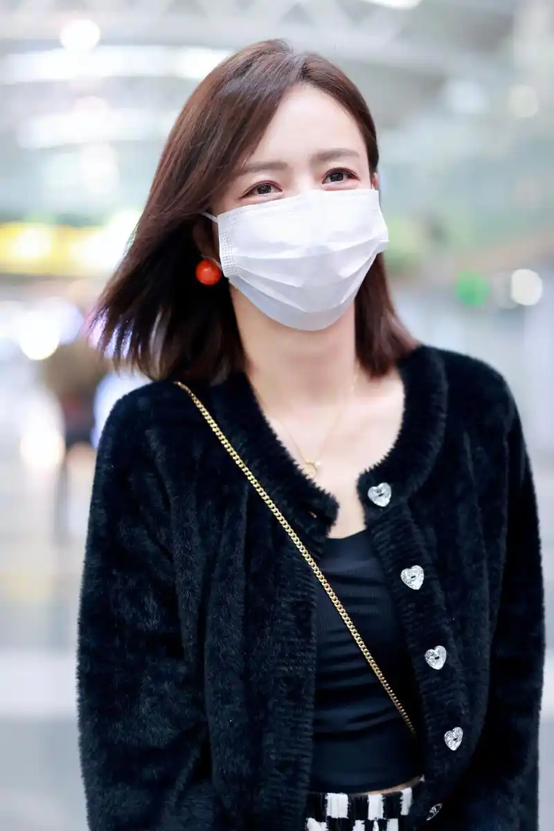 佟丽娅 最新机场街拍,毛绒短外套搭配棋盘格休闲裤,时尚舒适又保暖!