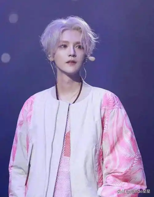 34岁鹿晗生图曝光,一头白发颜值回春,网友直呼:比小姑娘还漂亮