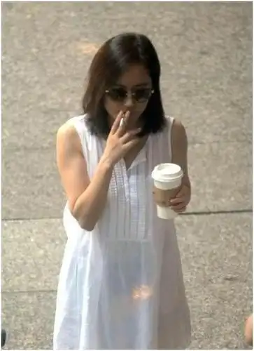 杨颖不是戒烟当好妈妈了吗?片场大口吸烟的表情比演戏好太多了