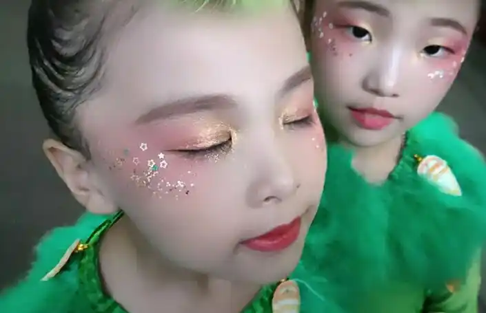 儿童表演妆眼影怎么化妆 舞台妆眼影画法步骤图