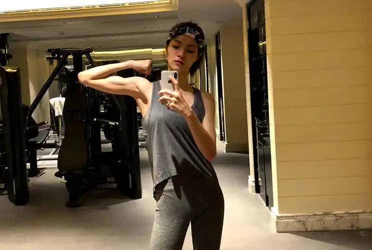 钟楚曦原来是个"金刚芭比",瘦是瘦有肌肉!