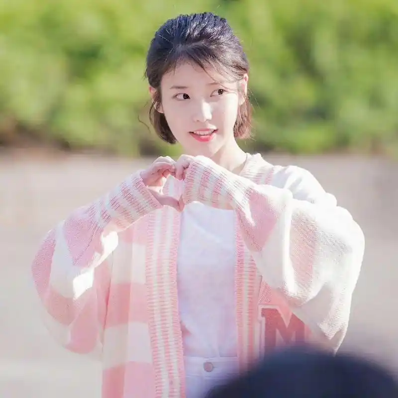 iu李知恩小清新风格穿搭,这怎么能不让人着迷呢?