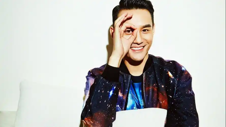 王凯男神手控明星风尚壁纸