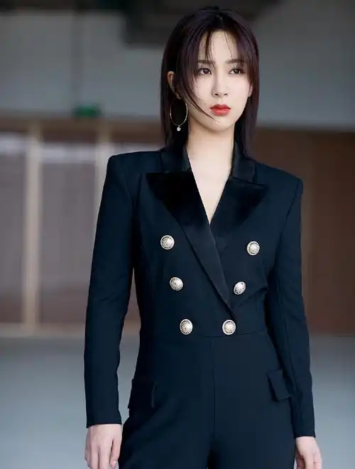 杨紫热播剧收官,穿连身西装为新片路演,又酷又媚比佟年更能撩!