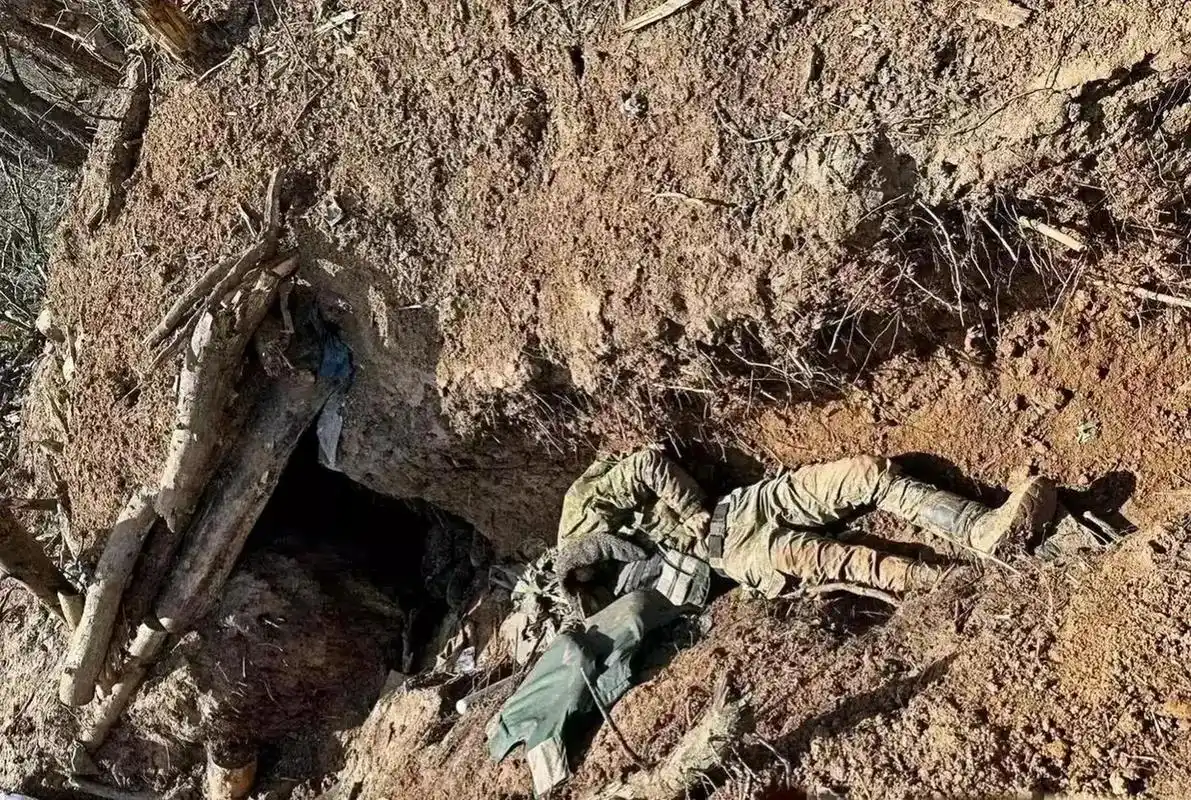 俄乌战场上,一名不满二十岁的乌克兰士兵被炮火击中,静静的躺在战壕里