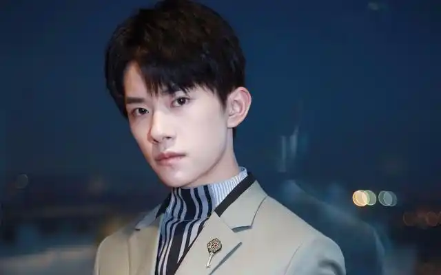 易烊千玺:当今内娱最火的男演员之一,从小鲜肉到实力派