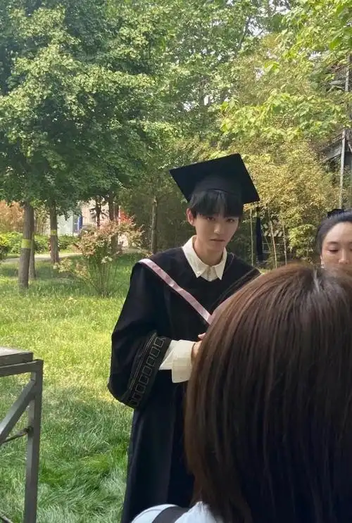 王俊凯拍毕业照穿学士服好可爱如愿做了学士帽扔得最高的那一个