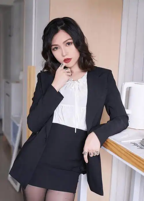 原创美女黑白配色职业装掩不住她那高贵冷艳的气质魅力十足