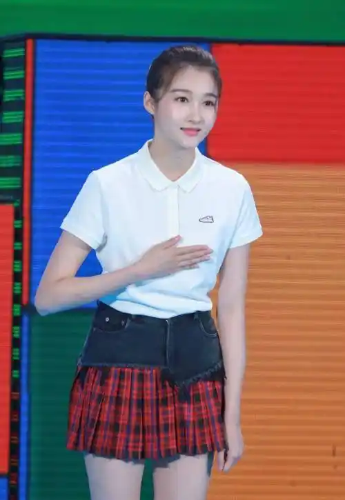 关晓彤教师节活动好接地气,穿59块polo衫配格纹半裙,大长腿学姐_身材