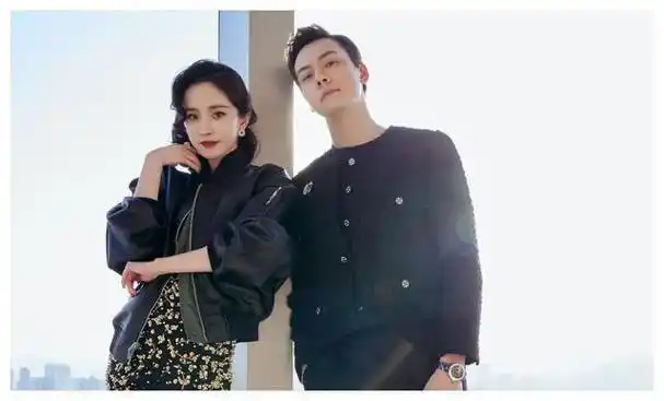 杨幂和陈伟霆官宣恋情点燃娱乐圈