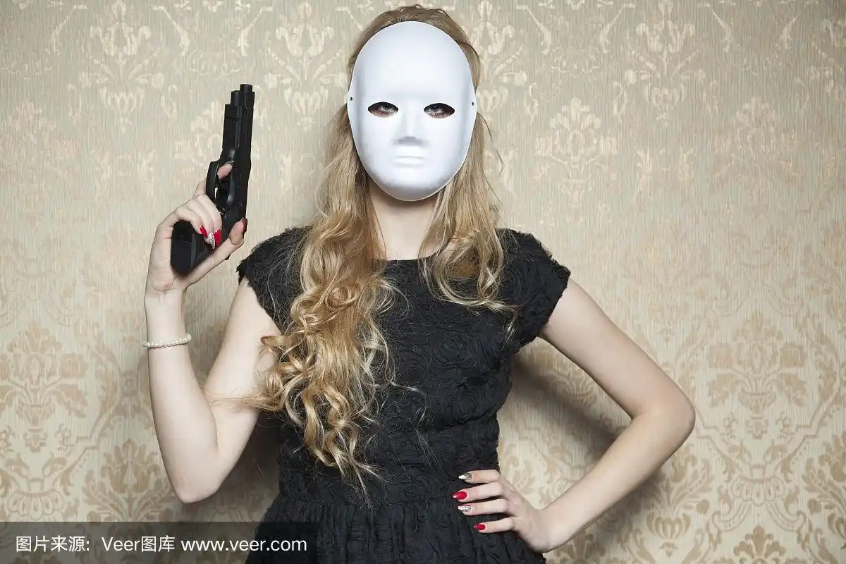 蒙面女人,手里拿着枪