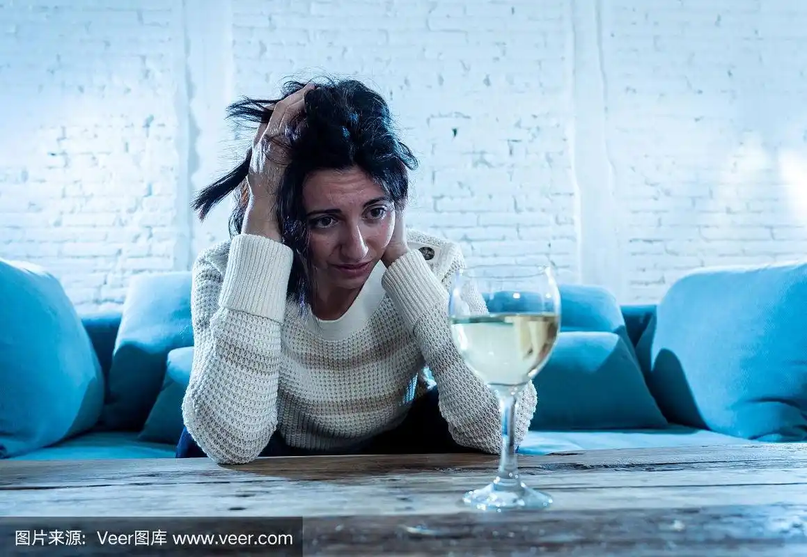 感到沮丧,沮丧和虚弱,试图通过喝酒来让自己感觉更好.