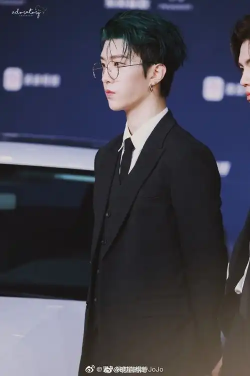 范丞丞#的绿色发型 金丝眼镜,你们给这个造型打多少分?范丞丞