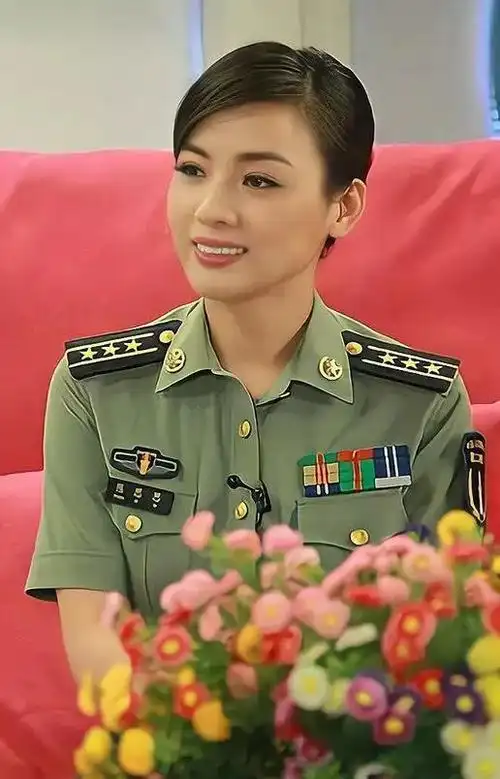 盛开在军中的玫瑰著名军旅歌唱家陈思思一身戎装气质出众
