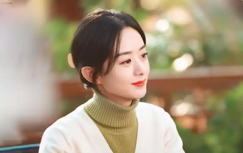 赵丽颖并不是学表演科班出身,出演的第一部作品《金婚》也是郑晓龙的