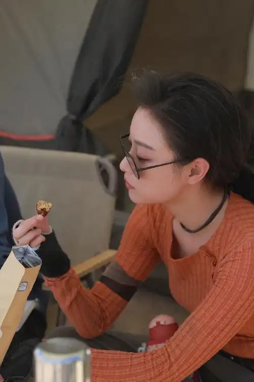 倪妮超话"进关钥匙"叶流西@倪妮v的剧组抽血吃大枣花絮图来啦!