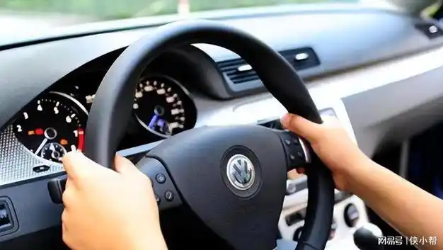 单手开车到底安全吗为啥老司机都喜欢这样你平常都咋开