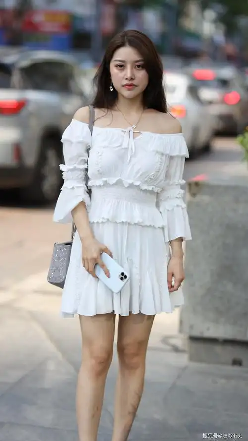 白色两件套裙子搭配粉色尖头细跟鞋,显得清新唯美,优雅又时尚_手机