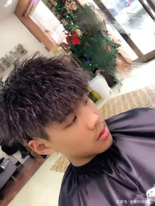 一般烫锡纸烫的男生, 头发要有点长度,想要修饰额头, 可以尝试这款