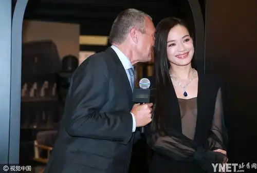 舒淇穿透视装中门大开 频遭老外搂腰揩油