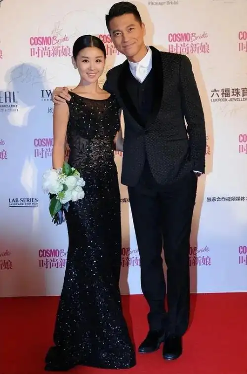 与老公王雷配一脸|西装|紧身|礼裙|白衬衫|黑色蕾丝|李小萌(演员)