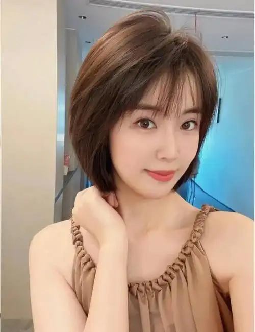 女人过了50岁,不知道剪什么发型?不妨试试这5款,气质又减龄!