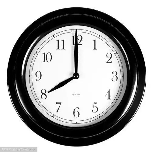 黑色挂钟的八点钟方向