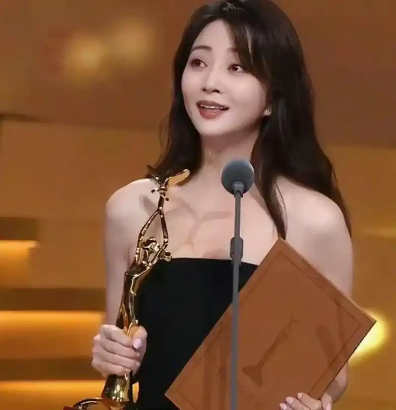 殷桃全身上下没有戴任何首饰,依然很漂亮.